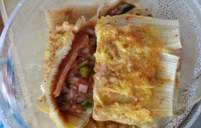 90后闺蜜在学校门口卖早餐，鸡架夹饼是特色，小学生看见走不动路