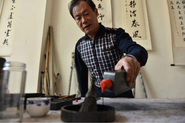 仕金正：失去右臂36年，用左笔写出励志人生