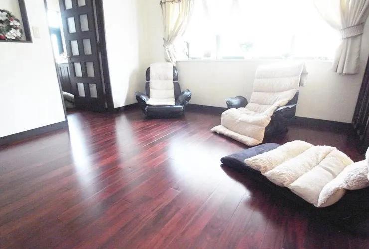 怎么拯救丑死的红木地板,翻新红木地板最简单的方法