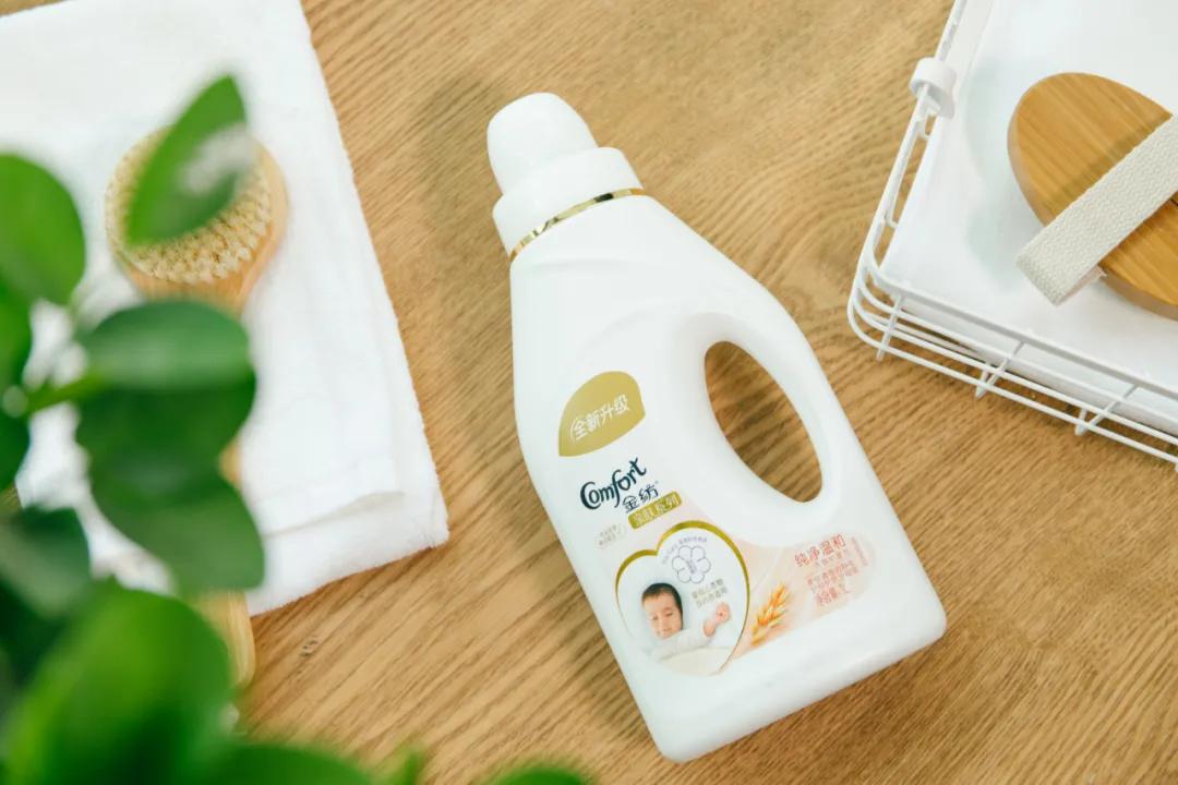 T恤穿腻了？想要时髦又遮肉，春夏白衬衫应该这么洗和这样穿