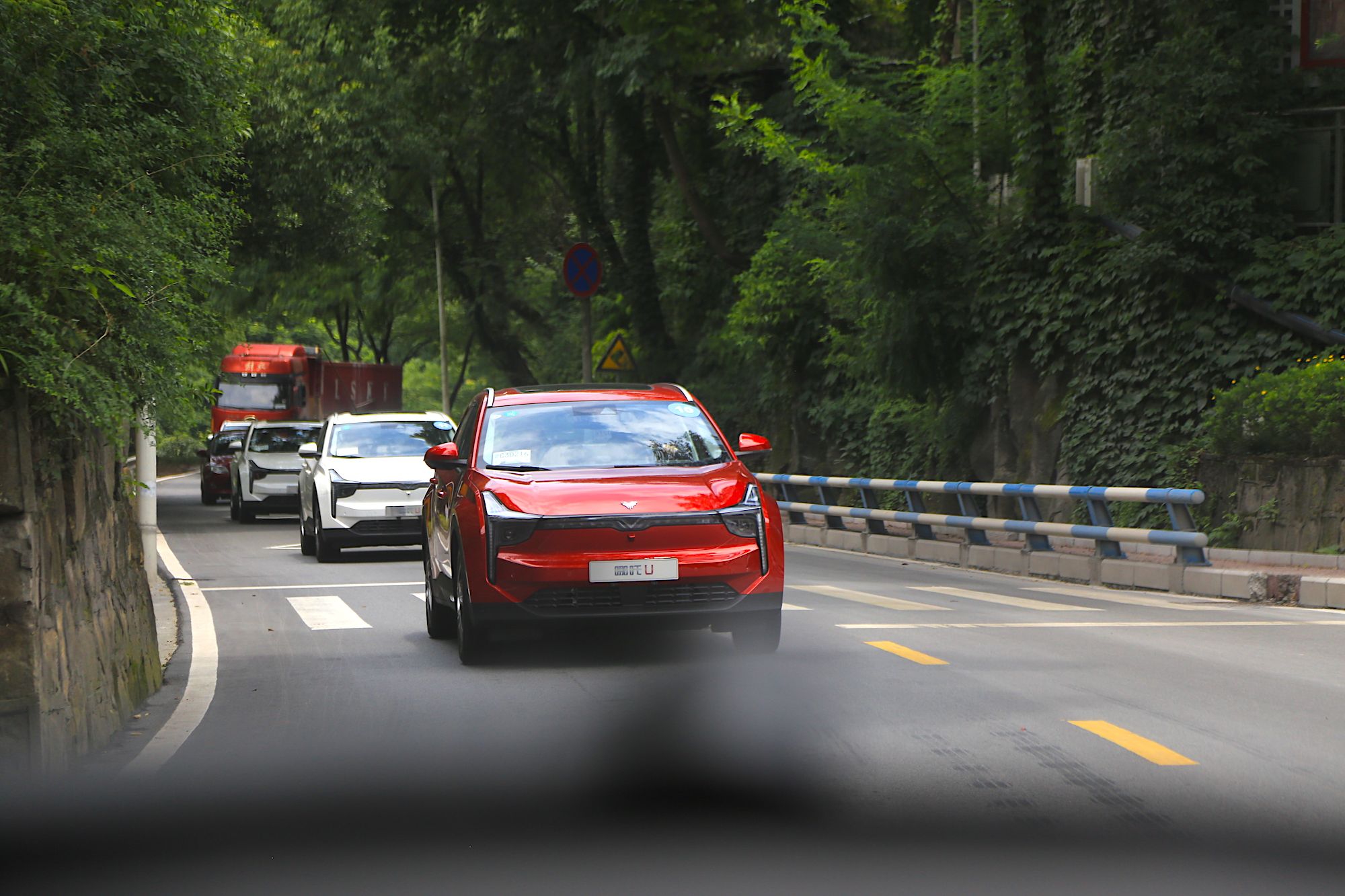 把车钥匙做成指尖陀螺？这才是纯电SUV里的“创意玩家”