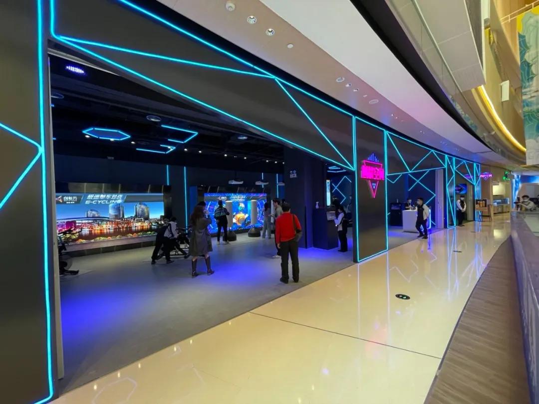 日夜不同科技感,春节潮玩创新方