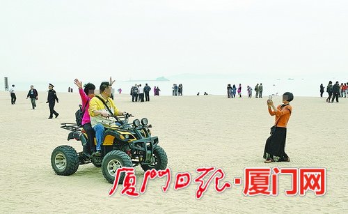 沙滩开车耍帅撞到人,海边飙车失控人被甩车