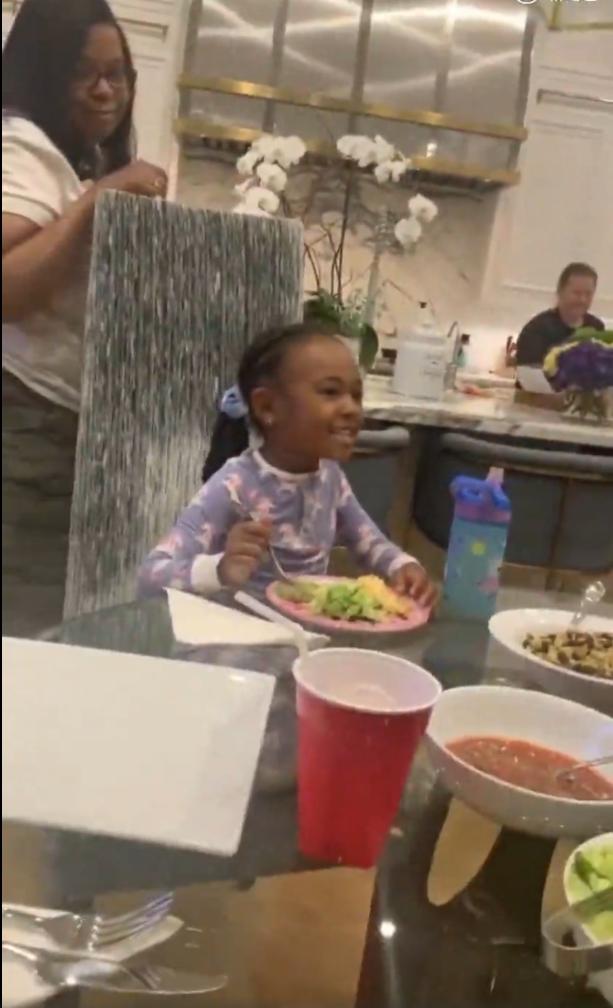 詹皇一家享用墨西哥大餐！老詹让喊玉米饼周二妻子嫌丢人躲身后