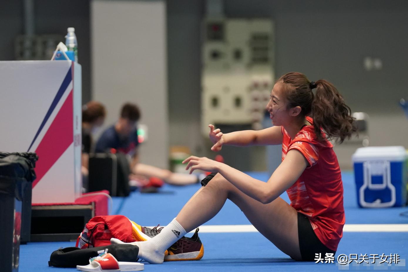 详解女排运动装备，越了解越心疼，颜妮成示范，朱婷令人欣慰