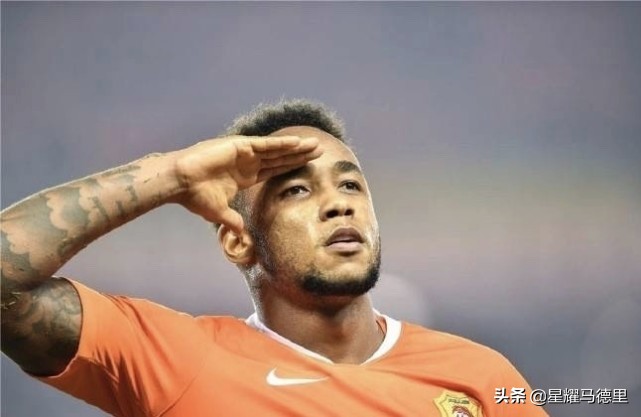 壕气冲天?中超外援喜提纯金打造的手机壳!他在卓尔年薪近2800万