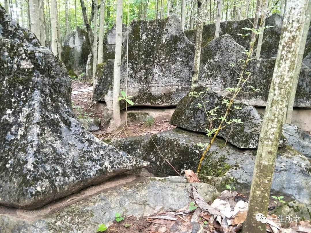 一川碧水,一川碧水一重山
