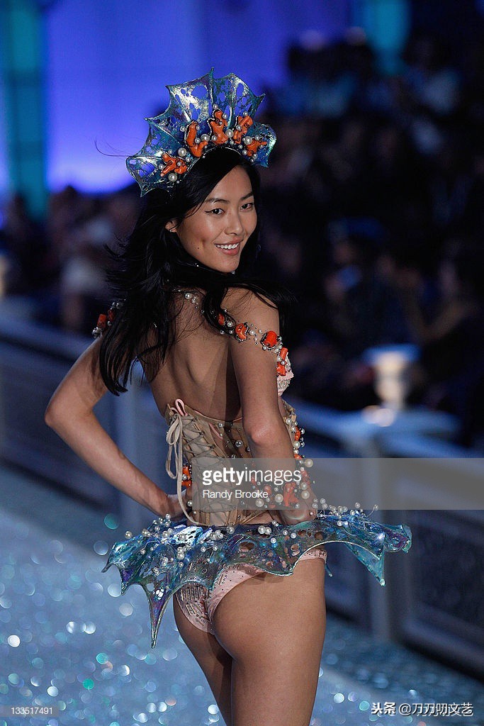 刘雯维密秀一套红蕾丝,走秀刘雯奚梦瑶维密