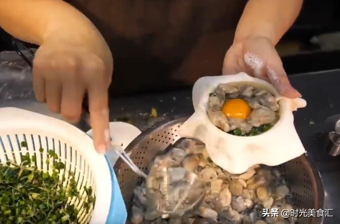 胖大姐做油炸包子，一个包子50元没人嫌贵，天没黑就有人来排队