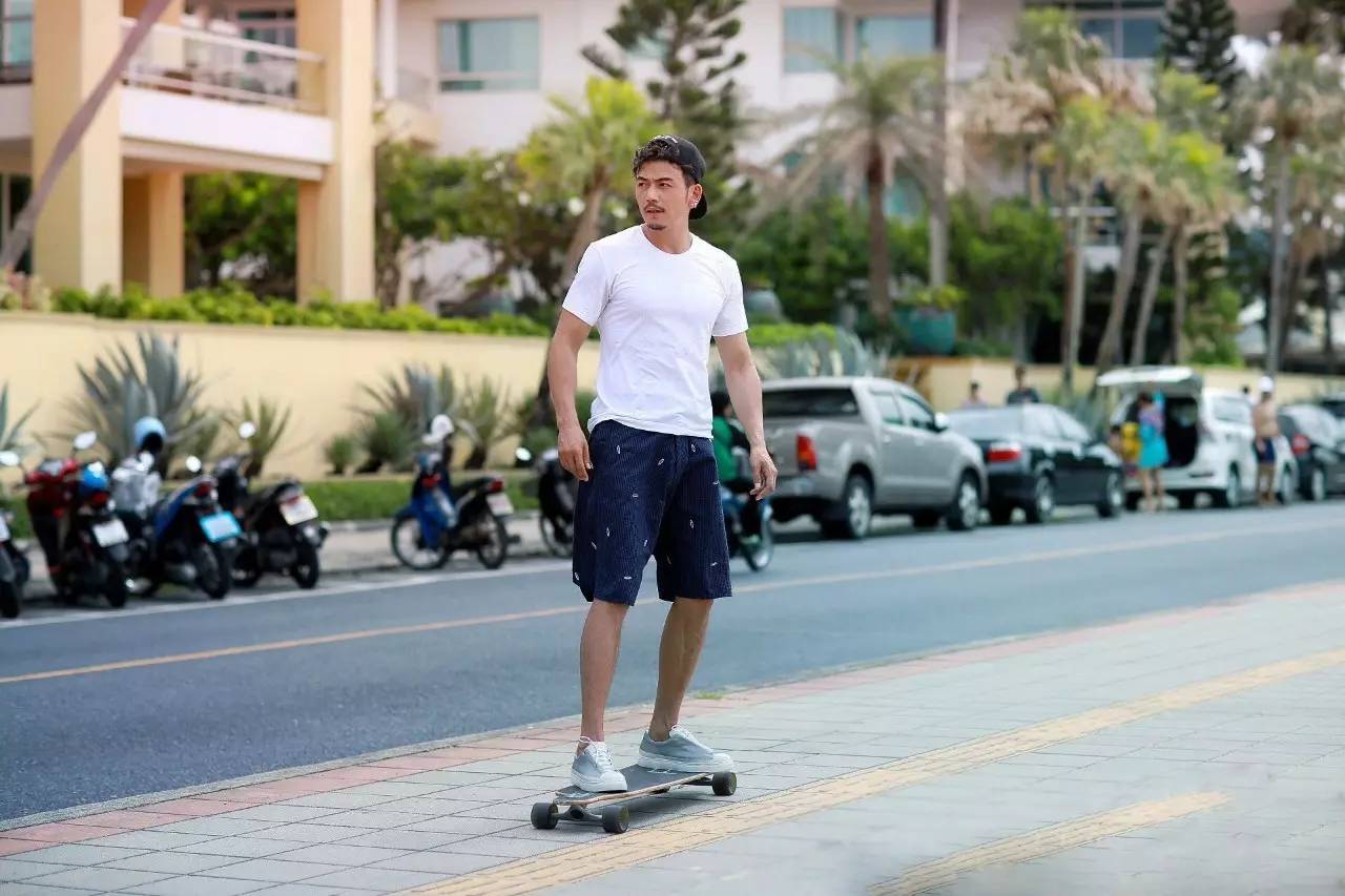 刘奕君杨烁朱亚文行走的荷尔蒙,行走的荷尔蒙杨烁和靳东谁更帅