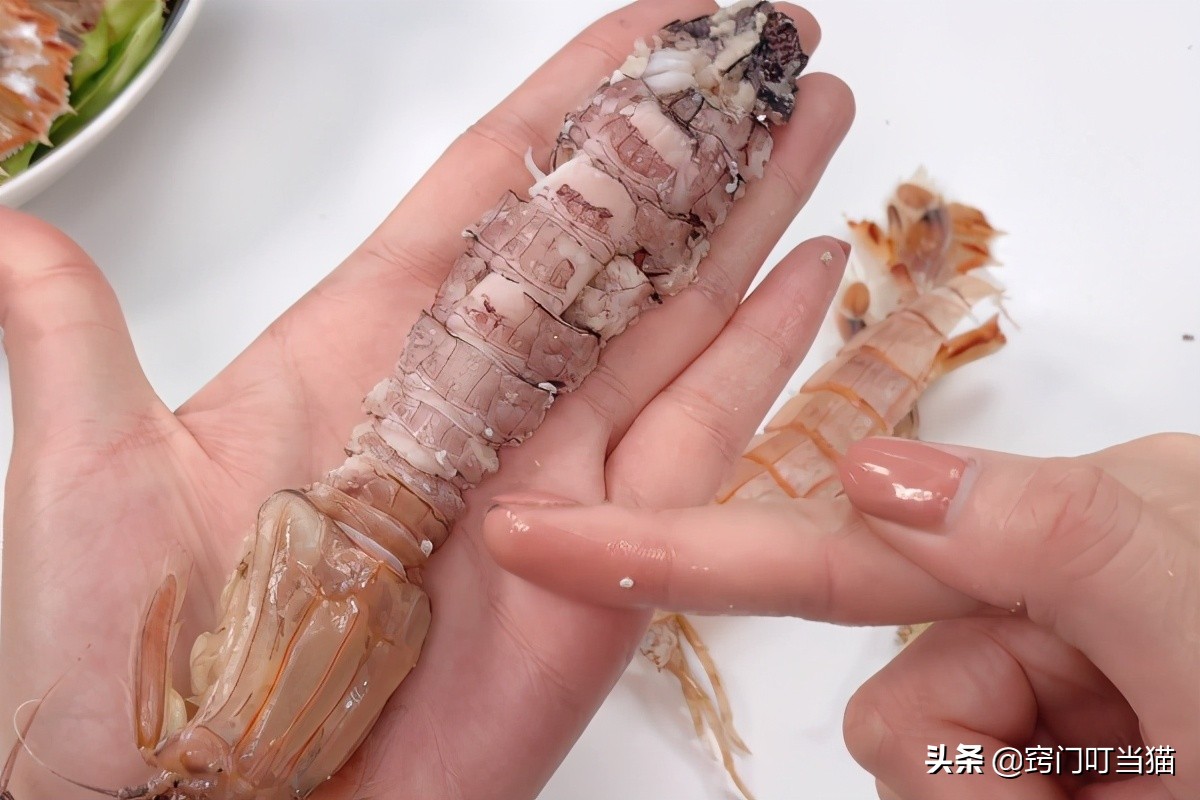 原来皮皮虾剥壳有诀窍，一剪一撕，不扎手不扎嘴，3秒剥好一个