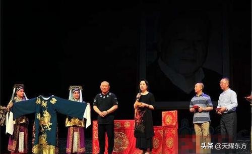 几个说相声挣钱吃饭的“俗人”，却深爱着阳春白雪的京剧艺术