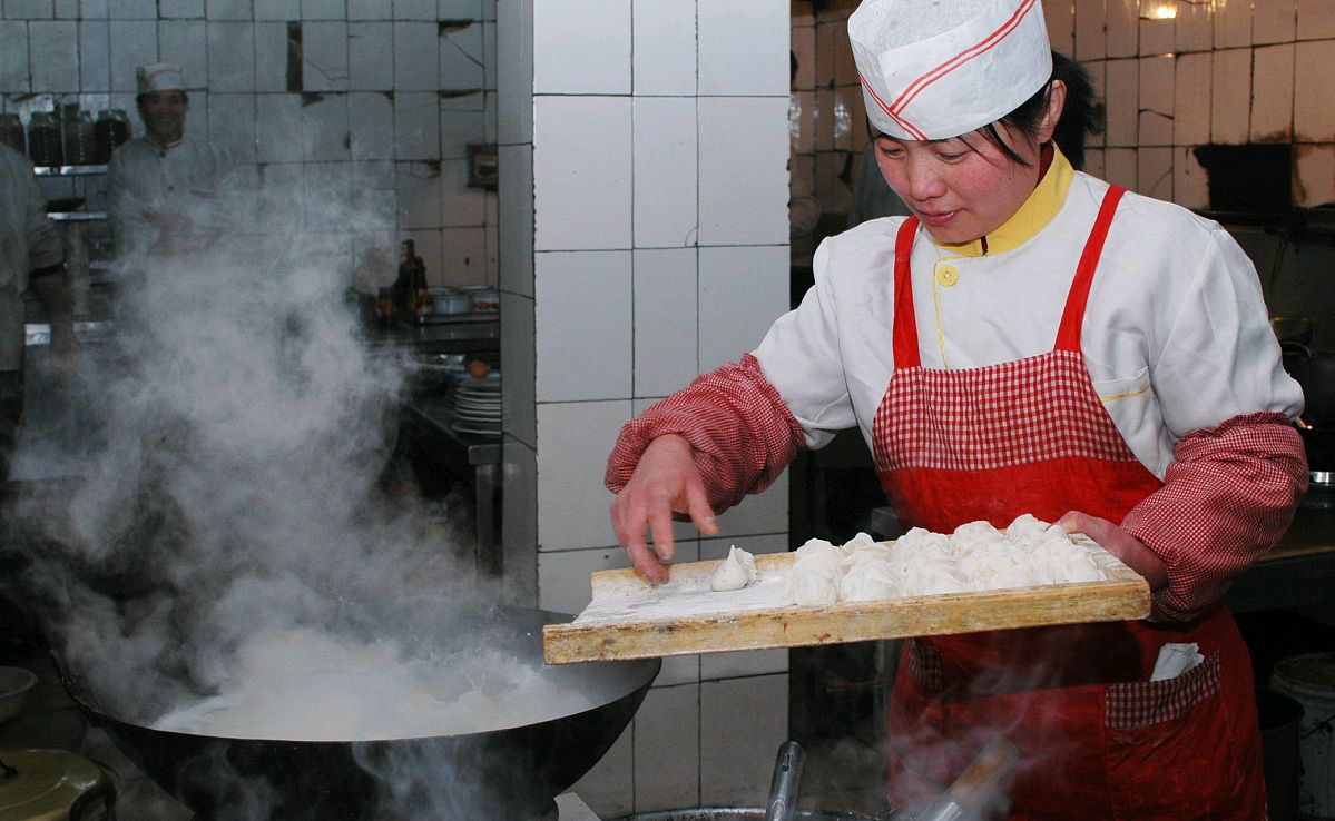 煮饺子加三次冷水的做法,凉水煮饺子还是热水煮冻饺子