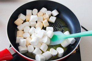 牛轧糖的做法步骤,牛轧糖不粘手做法