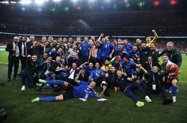 欧洲杯|今夜足球不回家，意大利点杀英格兰夺冠，捧起德劳内杯