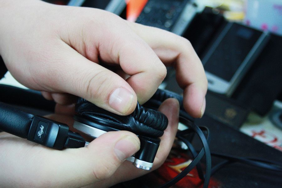 耳机的线怎么重新接,断线怎么接线不伤线