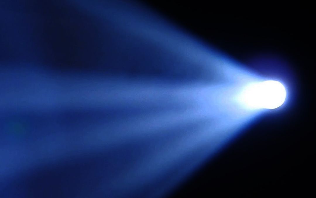 房间所有灯关掉以后会有微弱的光,房间灯关掉后仍然有光