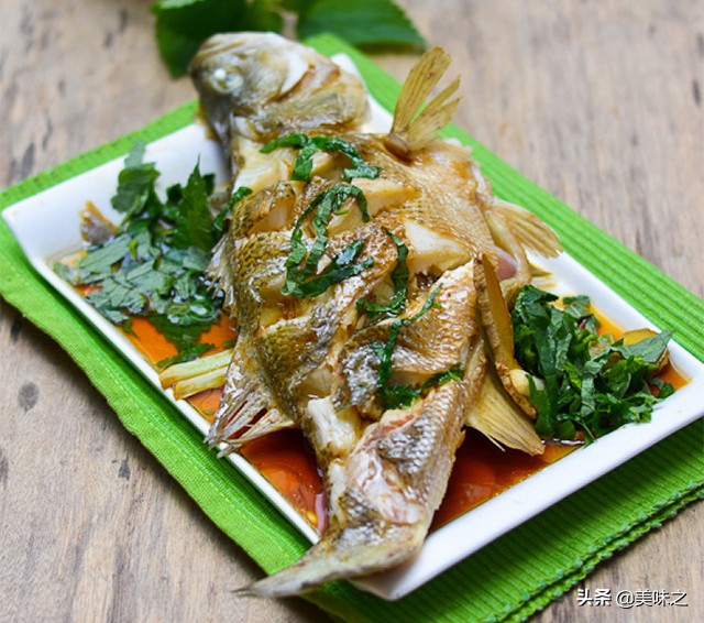 鲈鱼最好吃的做法清蒸鲈鱼,清蒸鲈鱼的做法简单易学味道鲜美