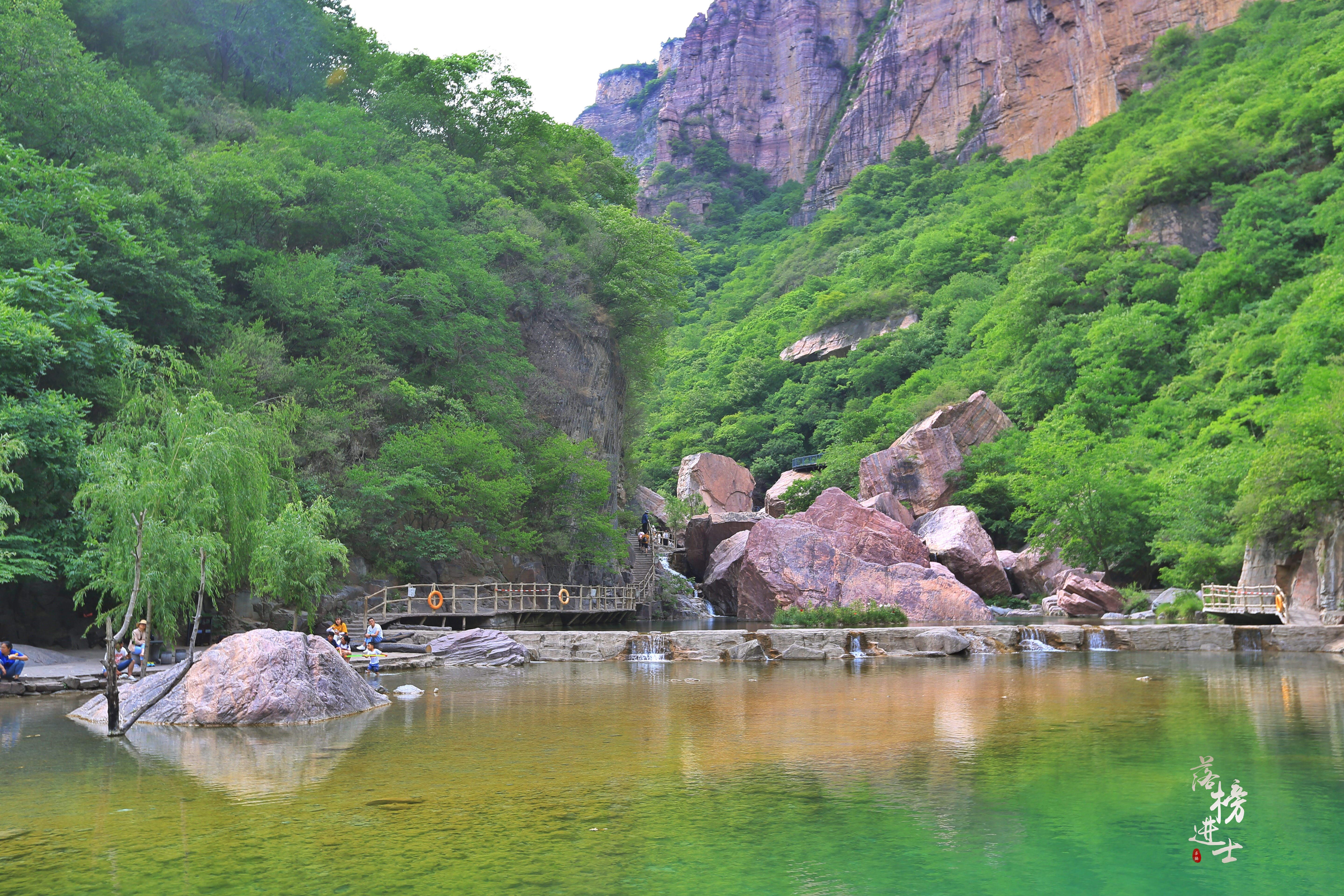 河南有个景区穿过山洞里面有瀑布,河南这个景区名字土得掉渣