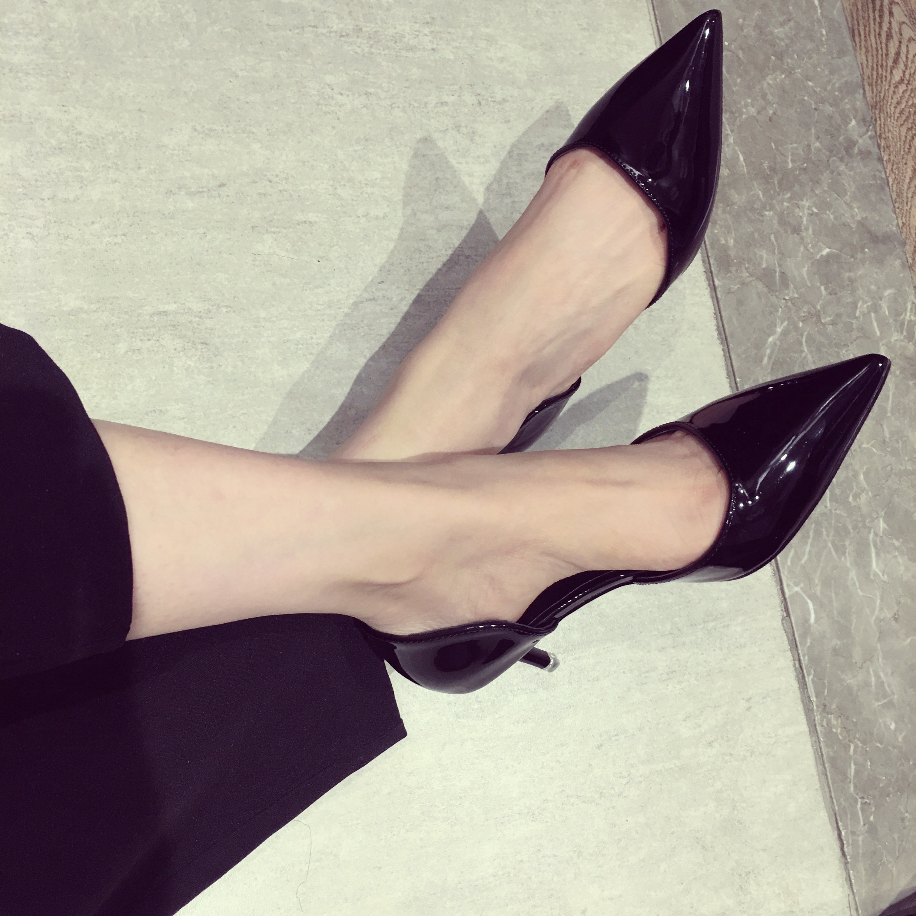 想要一双适合自己的高跟鞋？看看细高跟、小猫跟和坡跟鞋选择技巧