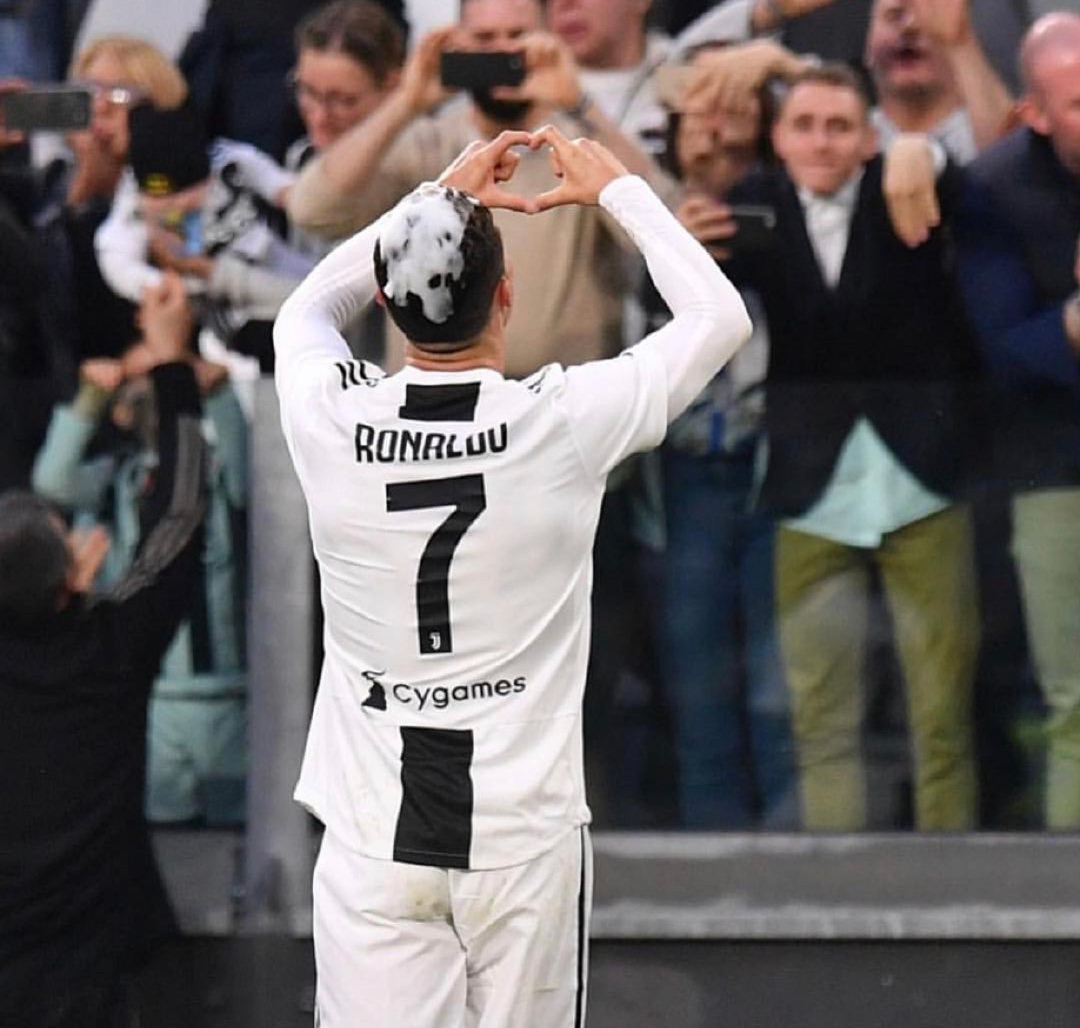 c罗被喊梅西送飞吻,c罗和队友跳舞庆祝白色球衣