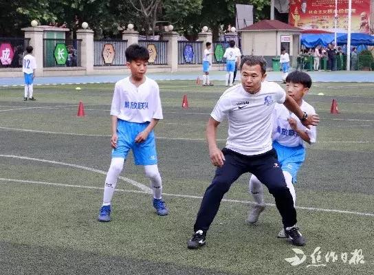 亚足联*级A**外籍教练空降焦作这所小学下一步焦作青少年足球还将……