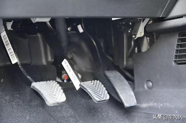 手动挡一档换二档有异响,手动挡一挡换二挡有顿挫感