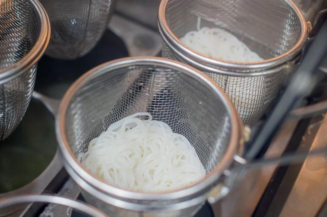 体育西嗦plus版米粉，一年卖出20万碗，fu南人一定都吃过