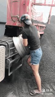 她直播“与狼共舞”获300万点赞:有些女人活成了传奇