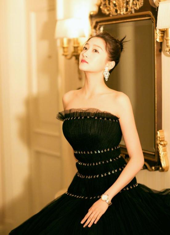 关晓彤紧身衣显沙漏型身材穿搭,关晓彤穿衣有多美