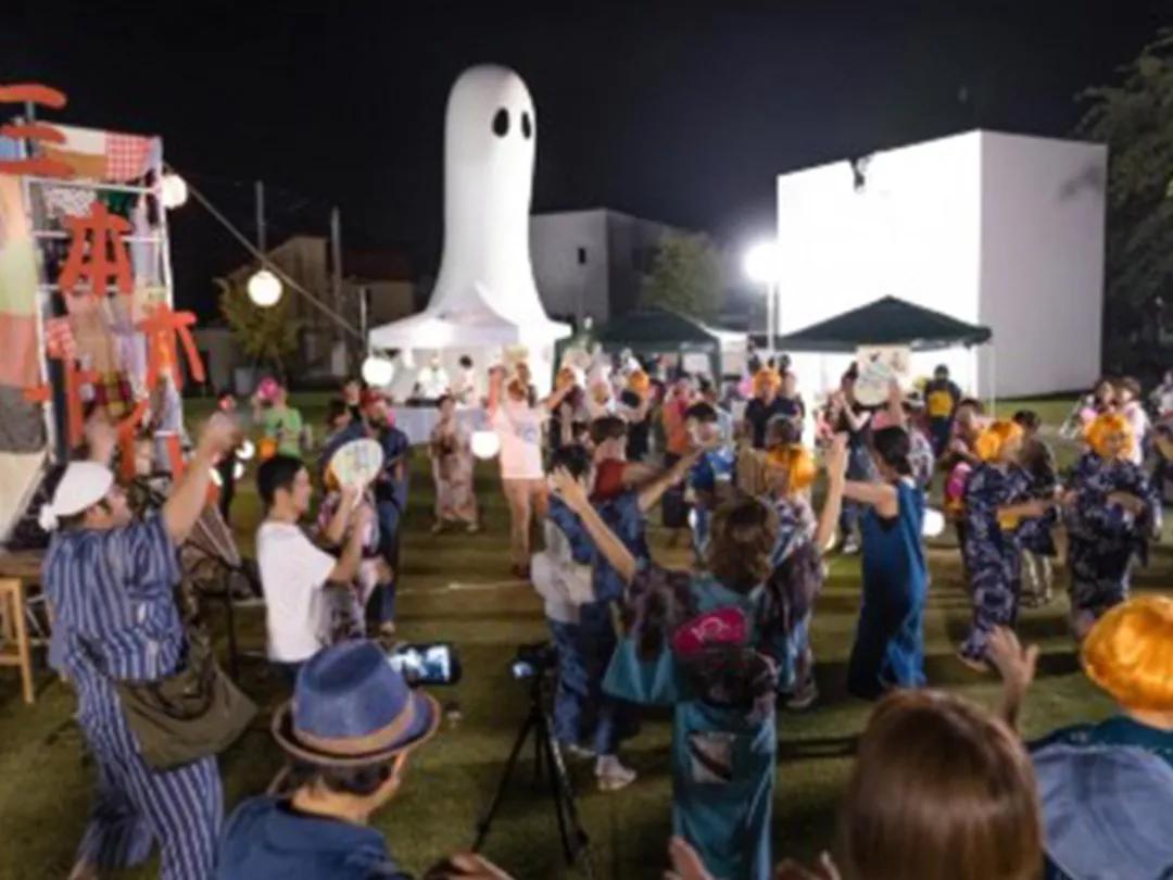 白天打卡33组奇妙的巨大装置，夜晚欣赏蓝色的光之海洋