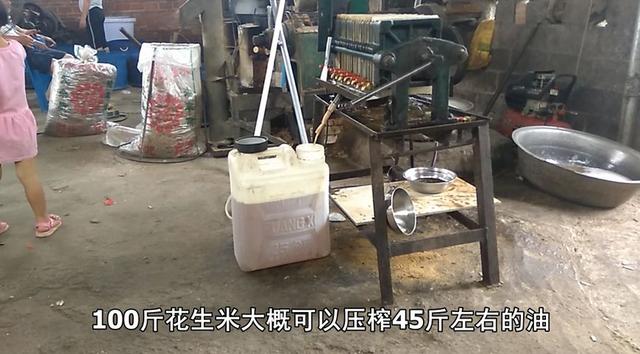 专家说农村自榨花生油不能吃,小伙公开榨油过程,专家不说话了