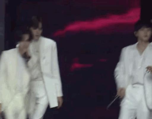 《姐姐》成团夜风波不断！李权哲发博内涵队友，万茜李斯被指抱团