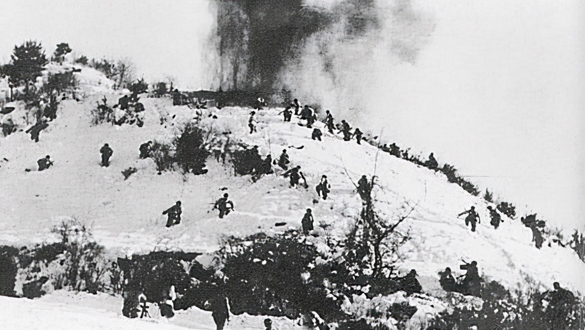 看过《长津湖》，不要以为志愿军的冲锋就只是密集队形的人海战术