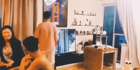 苏醒为立人设爆粗砸电视，黑历史太多，足球圈毕竟不是娱乐圈！