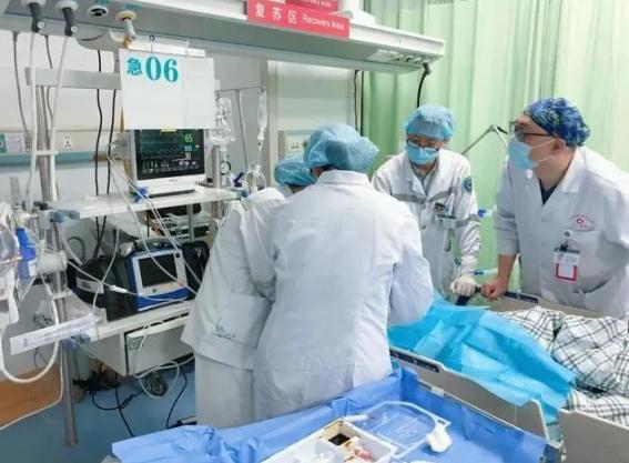 突发心梗医生打什么药,突发心梗急诊医生