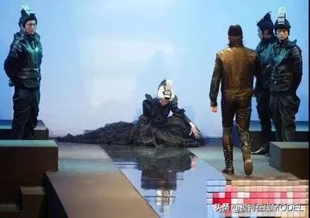 t台走秀失误事件,t台走秀意外曝光瞬间