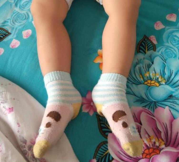 为啥宝宝总喜欢蹬掉小袜子？别不把光脚当回事，走路时就看出来了