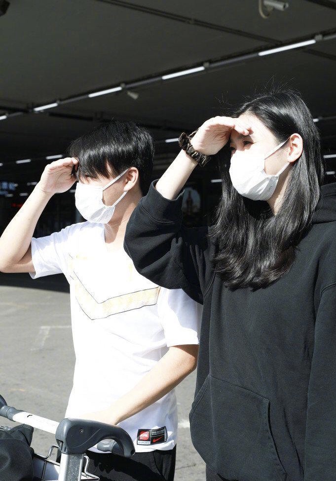 何猷君求婚奚梦瑶穿的增高鞋子,何猷君奚梦瑶比心