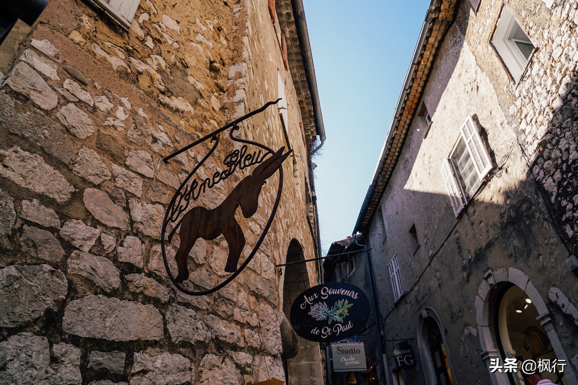 比巴黎浪漫还安全，南法海边的这几个风情小镇，好莱坞电影取景地