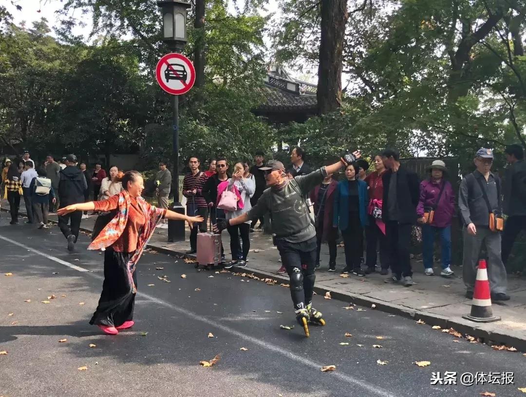 大叔脚踩轮滑在西湖边“翩翩起舞”，6得飞起