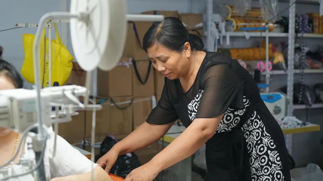 东北魔幻泳装小城,工人月入过万,承包全球40%的泳衣