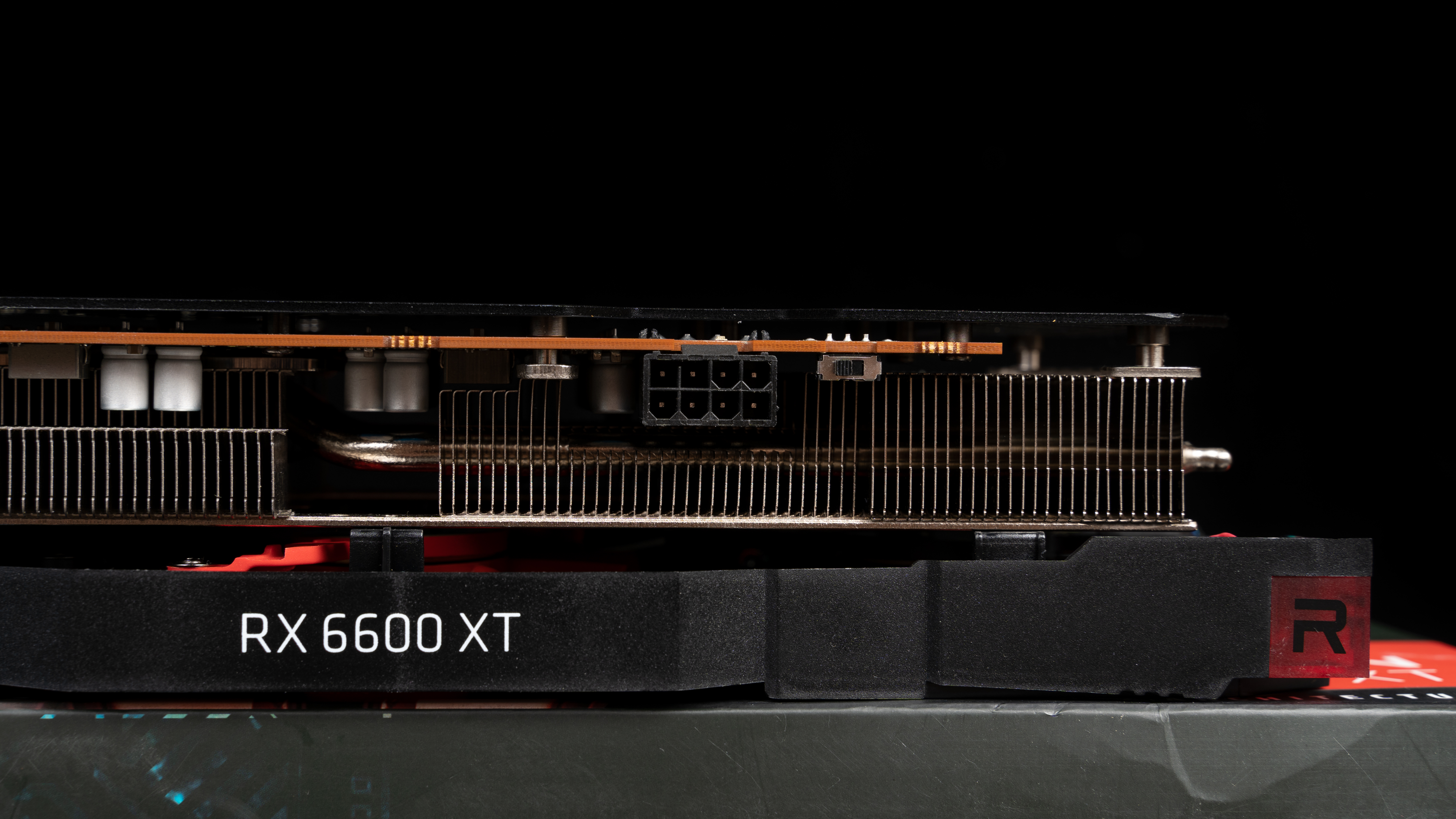 全新AIB厂商？瀚铠RX6600XT合金显卡+宙斯盾Z5开箱快测