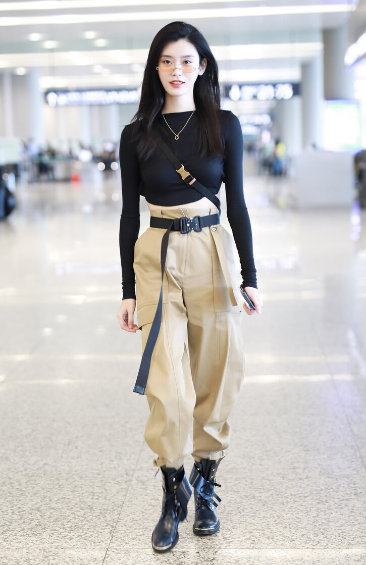 米色裤子怎样搭配才好看,米色裤子如何搭配上衣