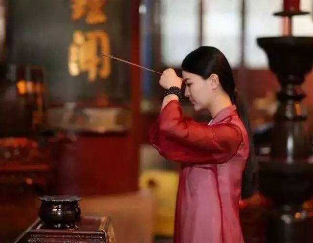 简单的祭拜烧香怎么烧,烧香拜佛三根香怎么烧的