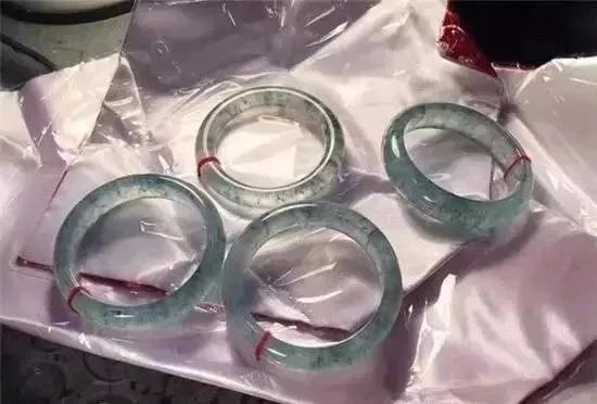 2018香港保利翡翠拍卖价格,保利春拍翡翠手镯5000万