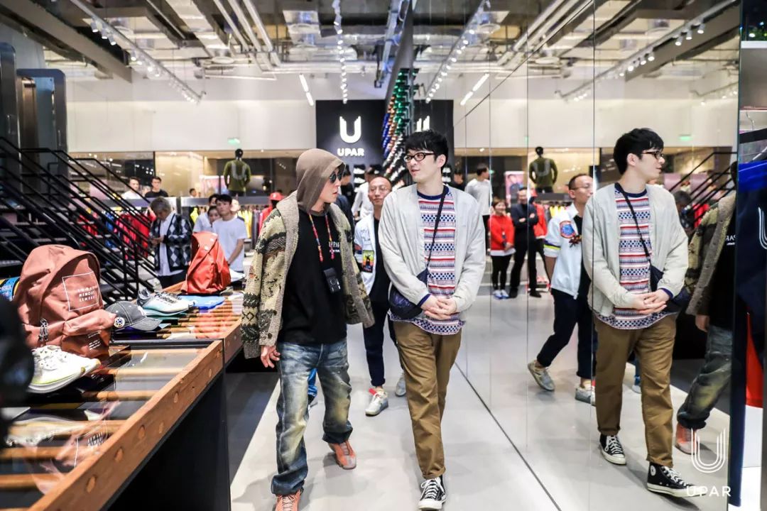 “Valentino红”降临东京，冠希哥说最近的生活“888”