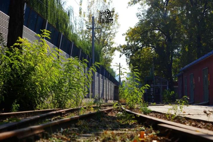 行人车辆请注意火车就要来了,行人车辆请注意火车来了不要抢道