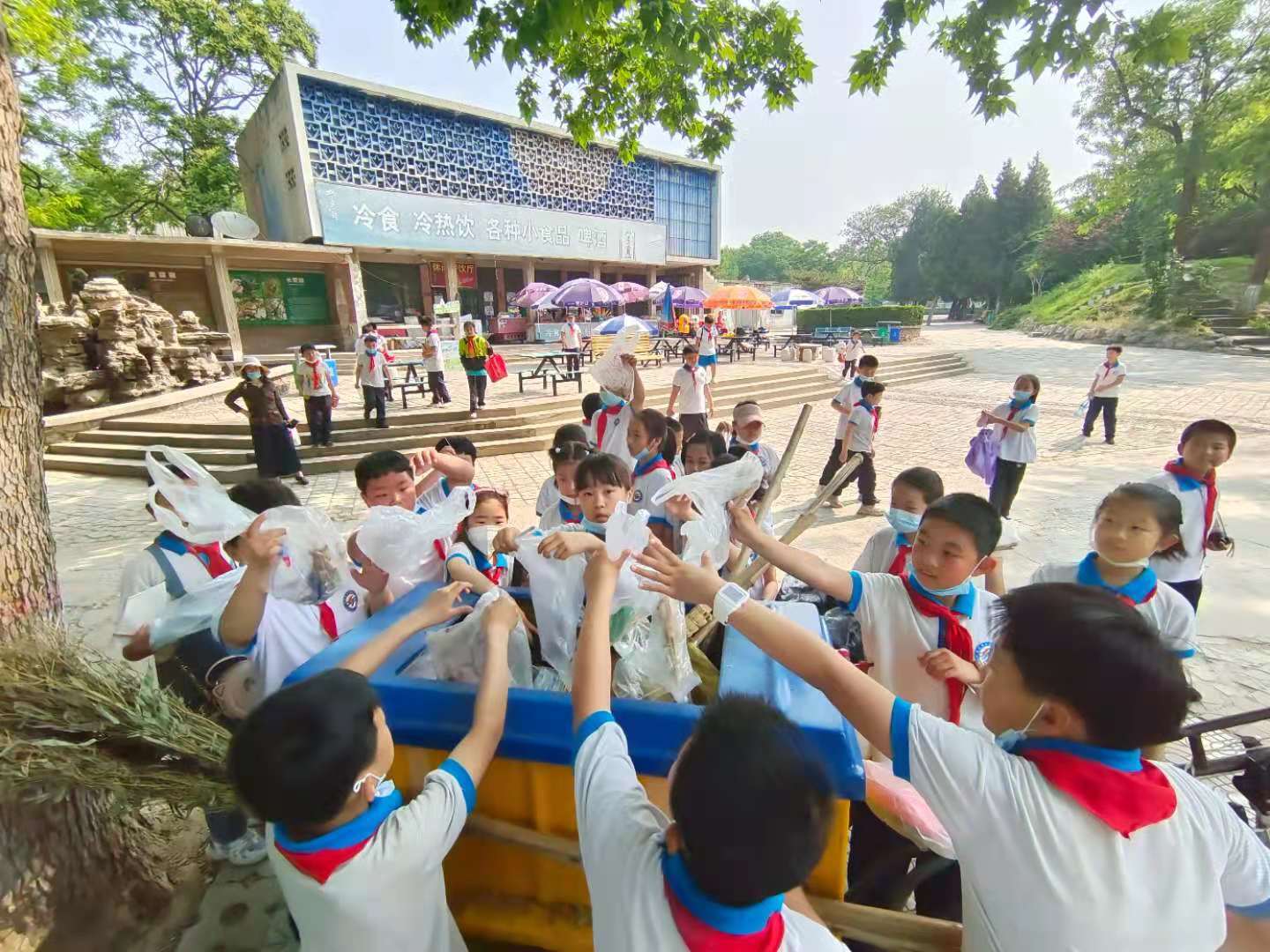 河北保定：莲池区史庄街小学走进动物园开展社会实践活动