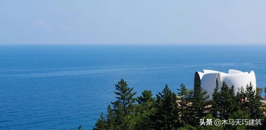 设计一个具有地域文化特色的酒店,10间小型酒店设计